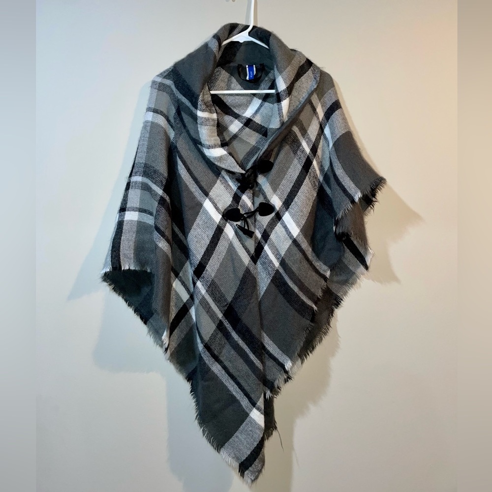 APT.9 Shawl. One Size. Grey, white, black.